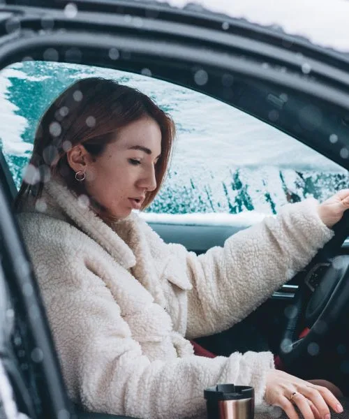 Ali je vožnja po snegu varnejša, če imaš poln ali prazen prtljažnik?