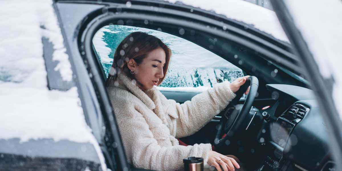 Ali je vožnja po snegu varnejša, če imaš poln ali prazen prtljažnik?