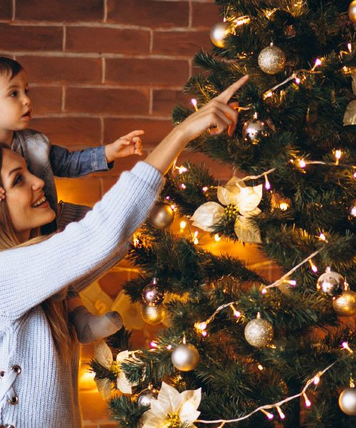Zakaj se ljudje znova odločamo med pravo in umetno smrečico?
