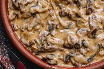 Ideja za kosilo: kremasta piščančja omaka z gobami in testeninami