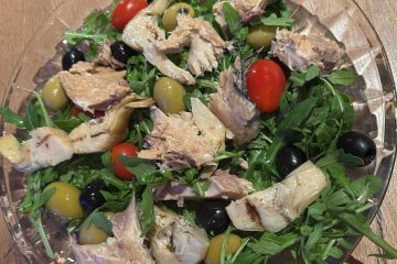 Najhitrejša mediteranska solata, ki jo pripravite v 5 minutah