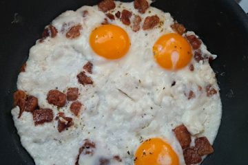 Jajca na oko z ocvirki – slovenski zajtrk, ki ga poznajo le redki