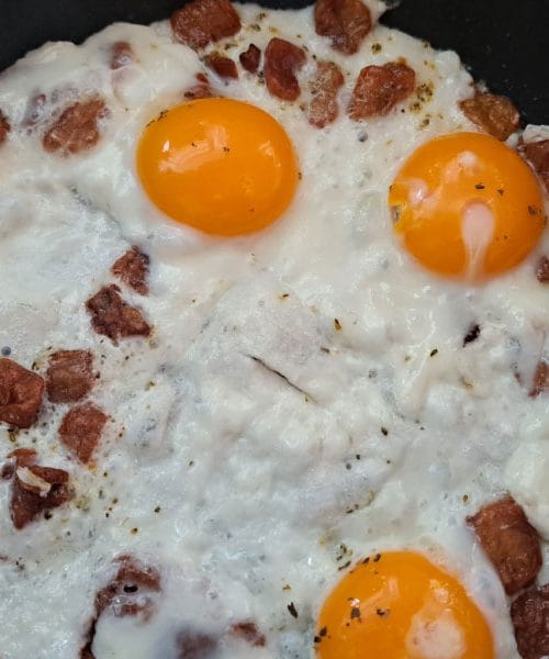 Jajca na oko z ocvirki – slovenski zajtrk, ki ga poznajo le redki