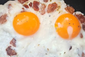 Trik, zaradi katerega jajca na ponvi nikoli več ne bodo vodena