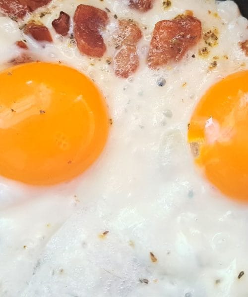 Trik, zaradi katerega jajca na ponvi nikoli več ne bodo vodena