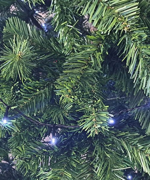 Je pravilno, da gredo na jelko najprej lučke in potem okraski? Odgovor preseneti večino