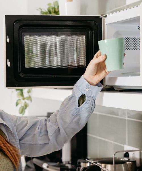 Zakaj imajo vrata mikrovalovne pečice na steklu črno mrežico z drobnimi luknjicami?