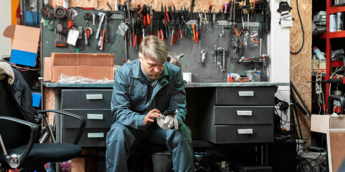 Moški v garaži