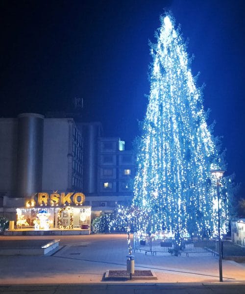 V tem slovenskem mestu stoji višja novoletna smreka kot v Ljubljani