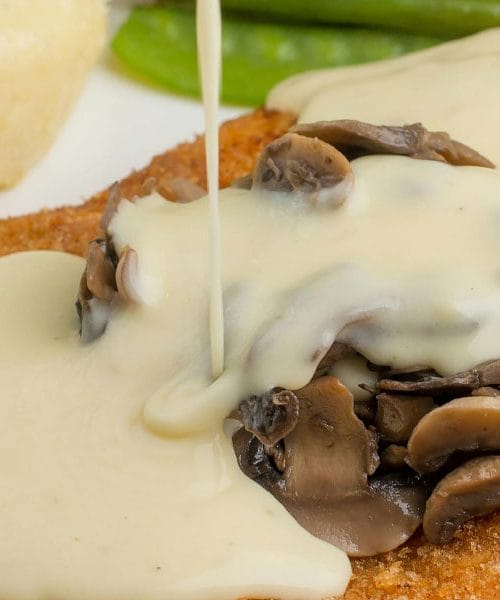 Ocvrt zrezek z gobovo smetanovo omako in krompirjevim pirejem