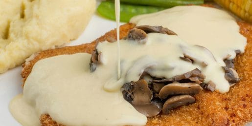 Ocvrt zrezek z gobovo smetanovo omako in krompirjevim pirejem