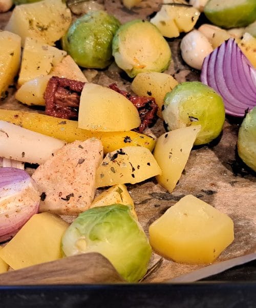 Zakaj damo peki papir pod zelenjavo: razlogi, ki vam prihranijo čas, živce in celo okus