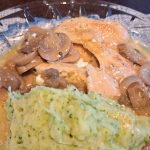 Piščančji zrezek z gobicami in pire krompirjem