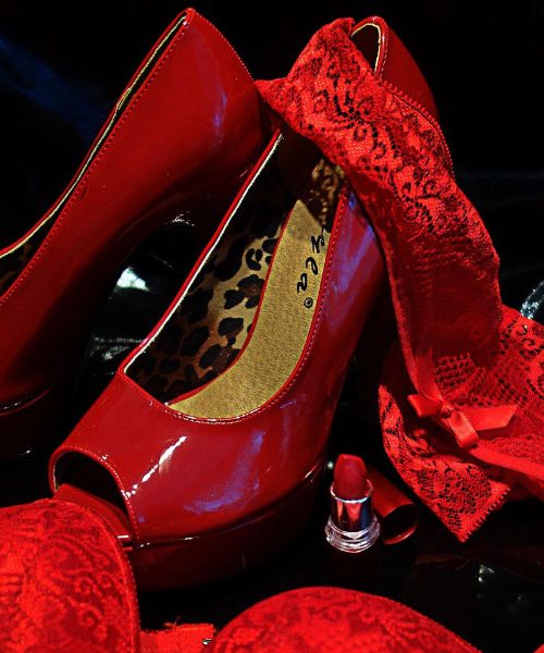 Običaj na silvestrovo: Zakaj naj bi v novo leto stopili v rdečem spodnjem perilu