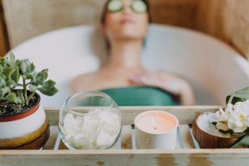 Najbolj učinkovit trik za sijočo kožo po 55. letu je povsem brezplačen