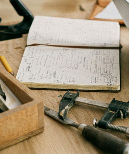 Škatla z žeblji in vijaki: predmeti, ki jih moški radi urejajo v mrzlih dneh