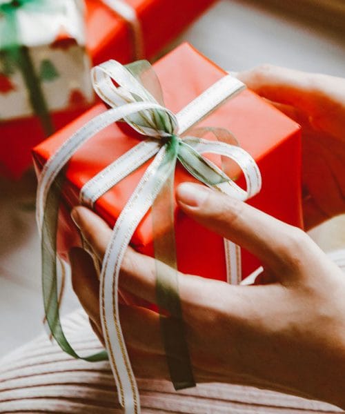 Včasih smo pošiljali voščilnice in SMS-e – kaj pa Slovenci pošiljamo danes?