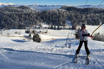 Česa takega dolgo nismo videli, smučišče pri Idriji prodaja vso opremo