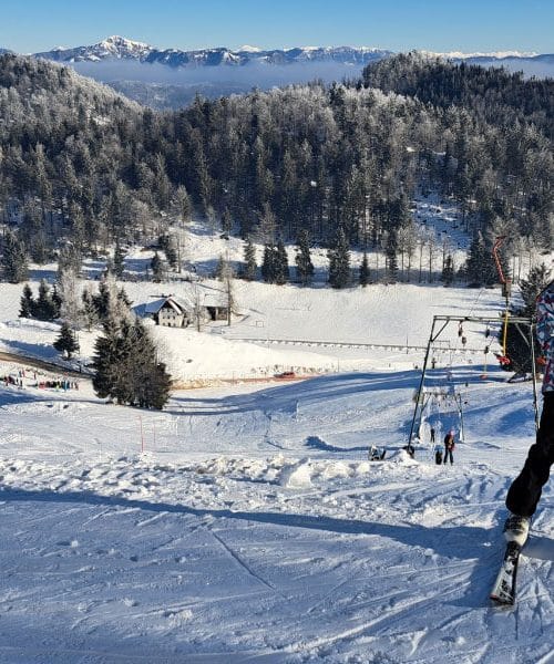 Česa takega dolgo nismo videli, smučišče pri Idriji prodaja vso opremo
