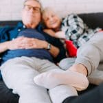 Starejši par na kavču