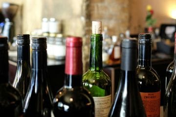 Kako so včasih čistili vinske steklenice: trik s koprivami ni bil edini