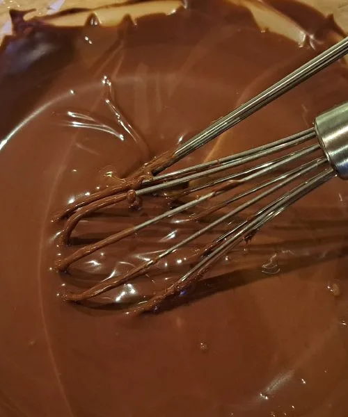 Ko se v kuhinji stopi čokolada: trenutek, ki napolni hišo s toplino