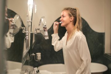 Imate tudi vi navado, da zobno krtačko najprej sperete z vodo?