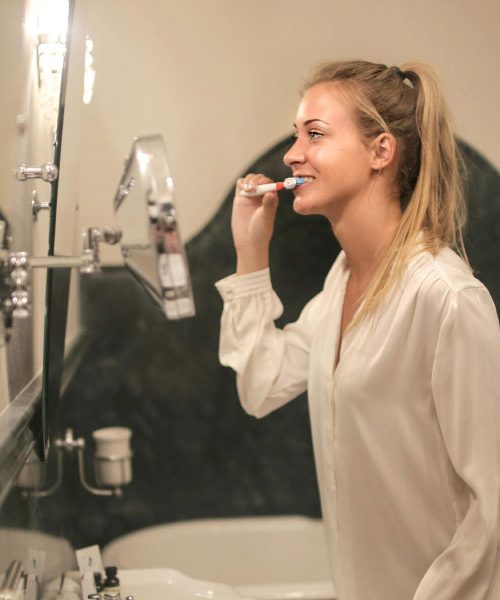 Imate tudi vi navado, da zobno krtačko najprej sperete z vodo?