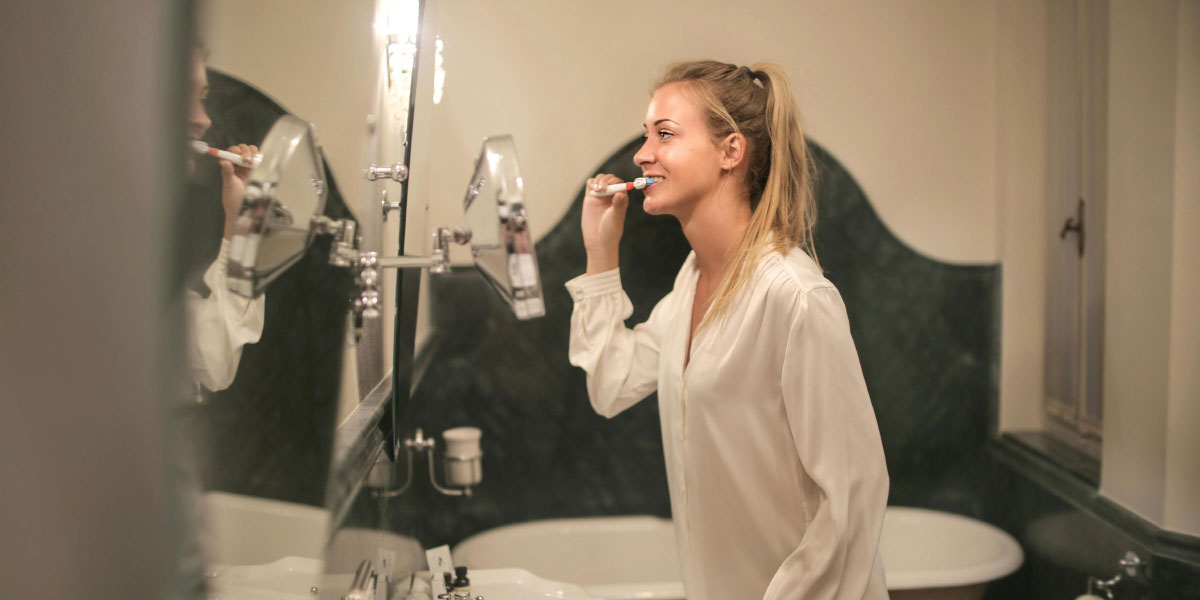 Imate tudi vi navado, da zobno krtačko najprej sperete z vodo? Razlog vas bo presenetil