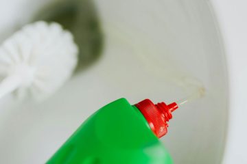 9 stvari, ki jih nikoli ne bi smeli zlivati v odtok, a to vseeno počnemo