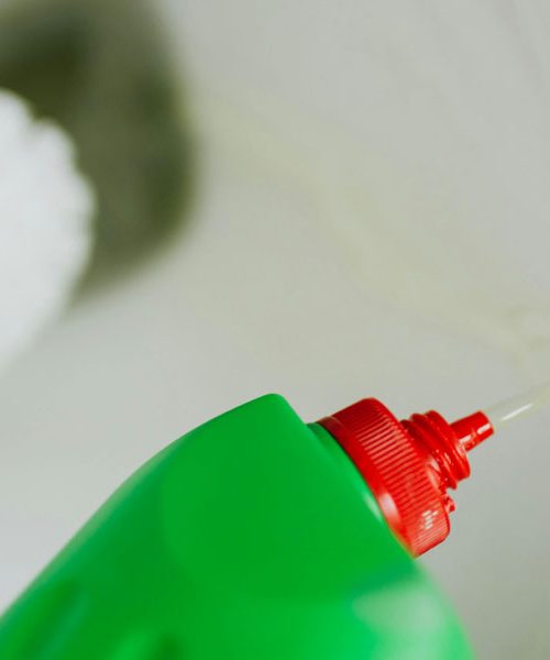 9 stvari, ki jih nikoli ne bi smeli zlivati v odtok, a to vseeno počnemo