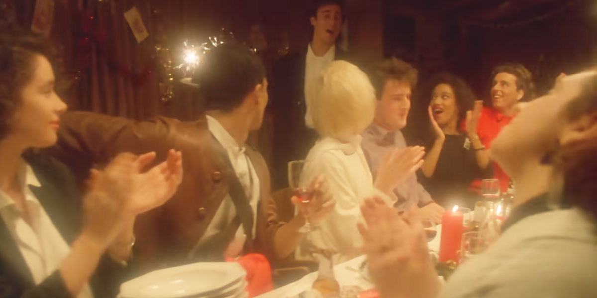 Pesem, ki jo decembra slišimo skoraj vsak dan – in zakaj nas spremlja že desetletja