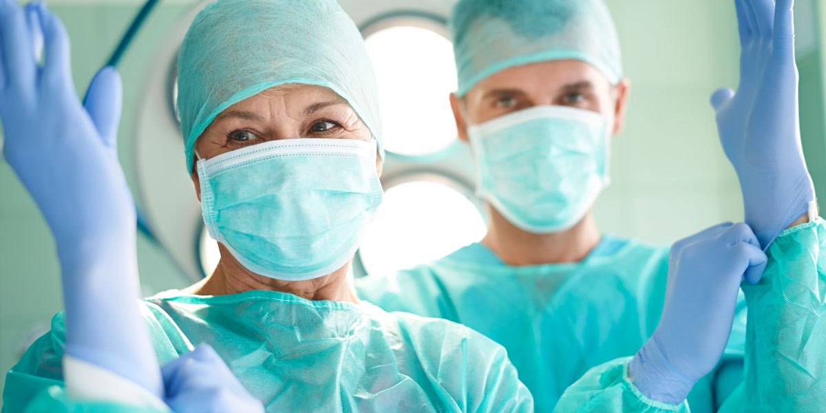 Zakaj kirurgi nosijo zelene ali modre obleke – in nikoli belih?