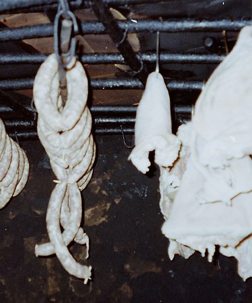 Pred 30 leti so na domačijah tako sušili klobase in domače mesnine