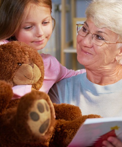 Vnuki bodo navdušeni: 5 staromodnih veščin, ki jih lahko naučite mlajše generacije