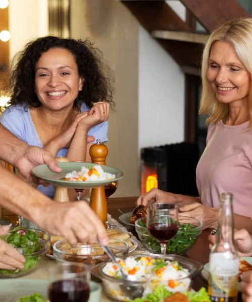 Tako smo se nekoč obnašali v gosteh – in zakaj bi nam to danes še koristilo