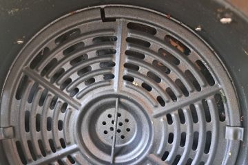 Preprost trik za čiščenje cvrtnika na vroč zrak