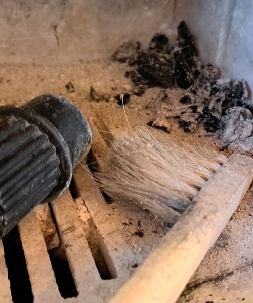 Kako pogosto naj čistim domač kamin? Tako pravijo dimnikarji
