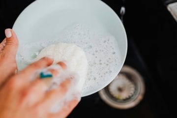 Olja nikoli ne zlivajte v odtok: ta kuhinjska navada lahko povzroči drag obisk vodovodarja