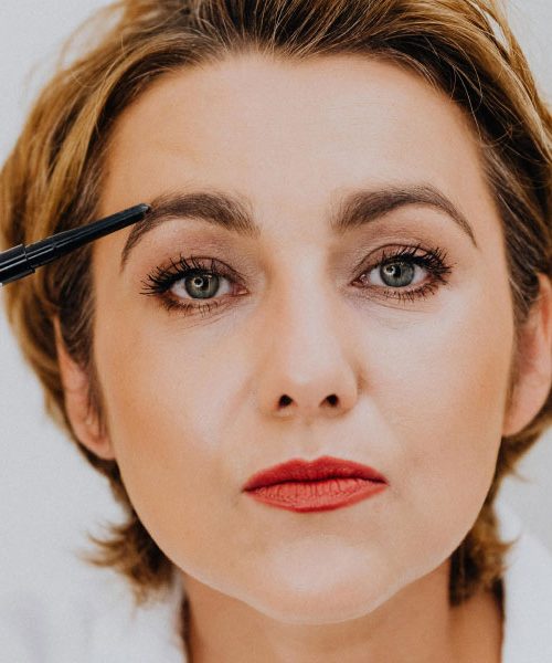 Kako izbrati pravi svinčnik za obrvi, če imate sive dlačice