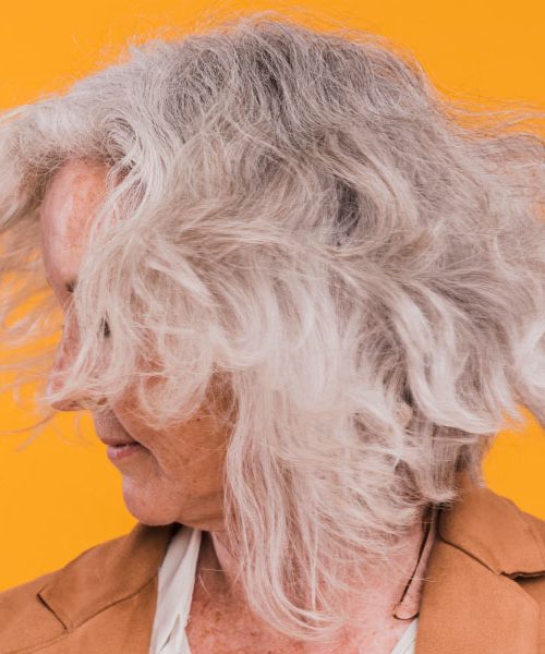 Skrivnost gostih las naših babic: Brez šampona, le ena sestavina iz narave