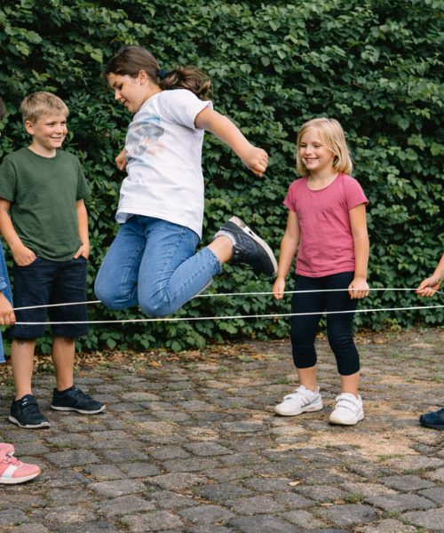 Se spomnite teh otroških igric na ulici? Žal so jih zamenjali telefoni