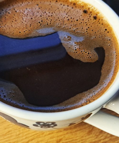 Kava in menstruacija nista najboljši par: zakaj se v teh dneh pogosto počutimo slabše