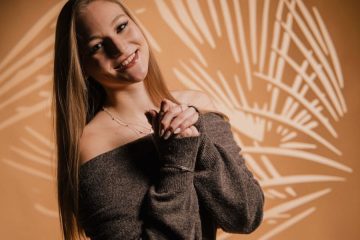 Klara Perne s prvo avtorsko skladbo “Ko pogledaš me”