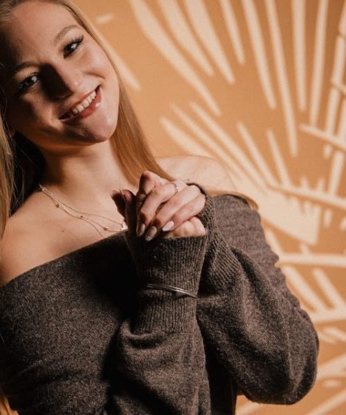 Klara Perne s prvo avtorsko skladbo “Ko pogledaš me”