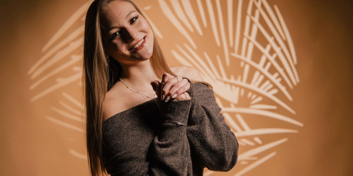 Klara Perne s prvo avtorsko skladbo “Ko pogledaš me”