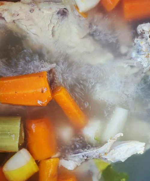 Piščančja juha, ki jo skuhamo, ko hitro potrebujemo tolažbo