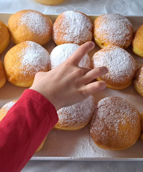 Najboljši recept za krofe, ki pred pustom navduši tudi začetnike