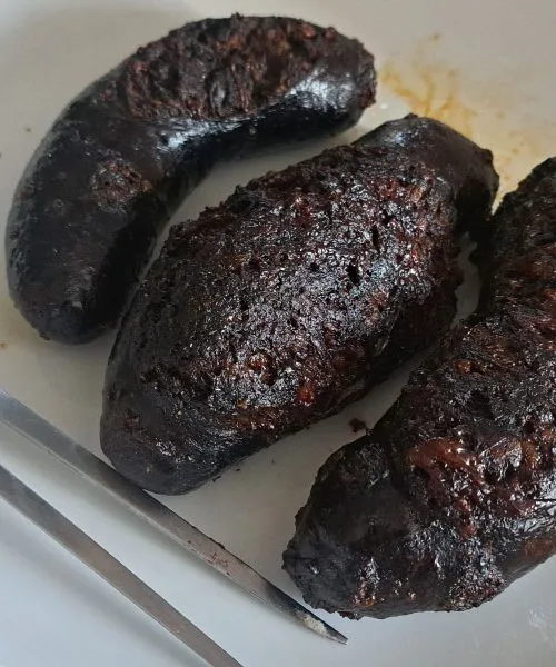 Krvavice na jedilniku: težka hrana ali odličen vir železa za starejše?