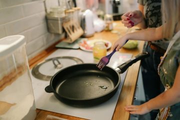 “Stran pa ne bomo metal”: pozabljeni recepti iz ostankov, ki bi danes rešili vašo denarnico